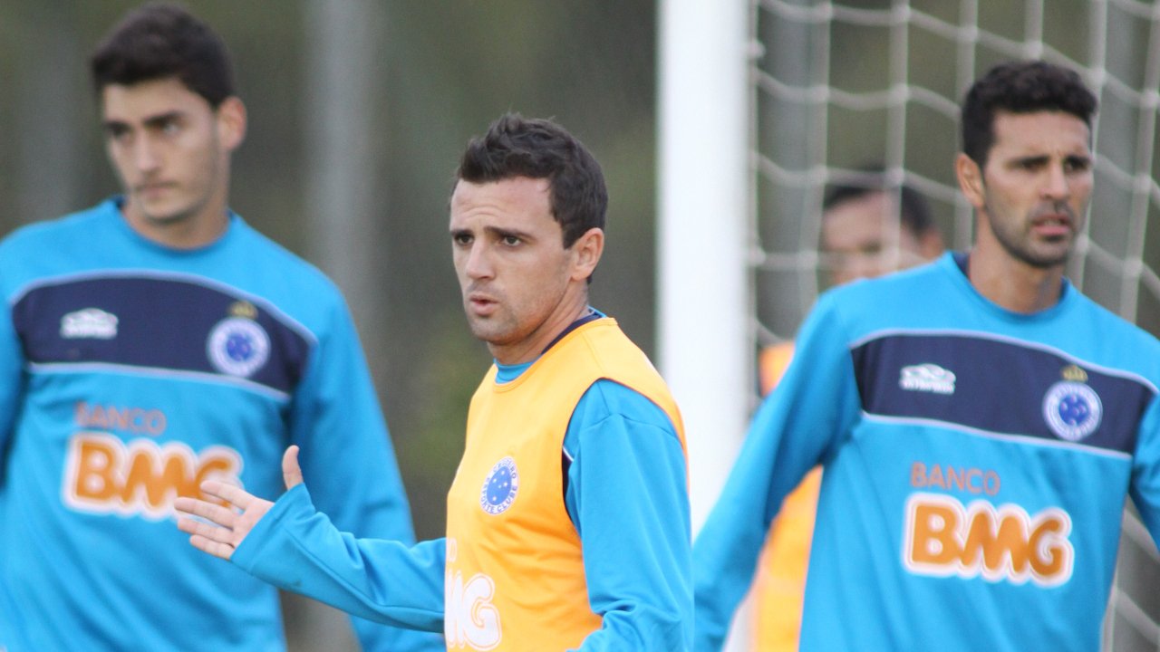 Montillo, em treinamento pelo Cruzeiro com Rafael e Leandro Guerreiro (foto: Rodrigo Clemente/EM/D.A Press)