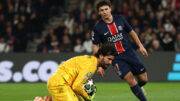 Alisson foi decisivo em vitória sobre o PSG na Champions (foto: Christine POUJOULAT / AFP)