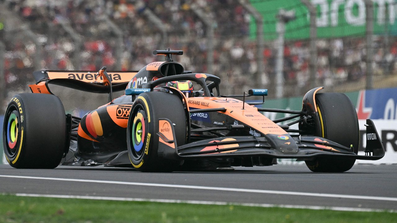Carro de Piastri no GP da China (foto: Greg Baker / AFP)