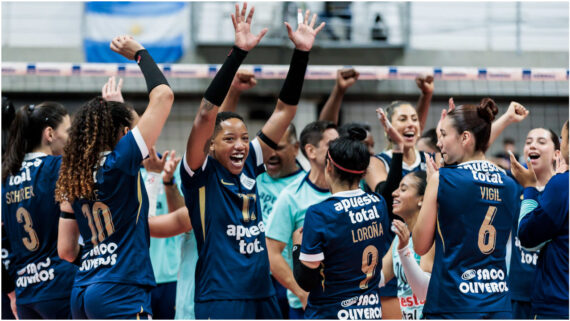 Comemoração do time feminino de vôlei do Alianza Lima (foto: Hedgard Moraes/Minas Tênis Clube)