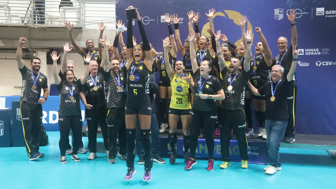Praia Clube ergueu a taça do Sul-Americano Feminino de Vôlei de 2025 (foto: Marcos Vieira/EM/D.A Press)