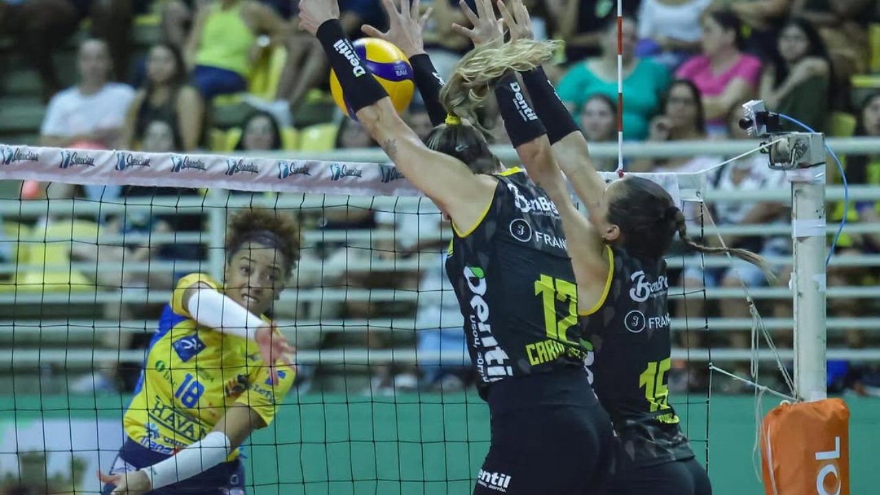 Jogo entre Brusque e Praia Clube pela 21ª rodada da Superliga Feminina de Vôlei (foto: Daniel Mafra)