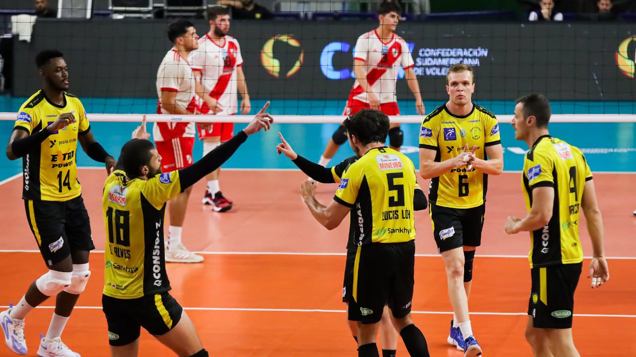 Time masculino de vôlei do Praia Clube diante do River Plate (foto: Cacau Souza/ @cacausouzafotos)
