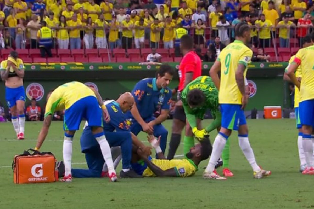 Momento em que Gerson foi atendido por médicos da Seleção Brasileira (foto: Reprodução / TV Globo)