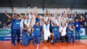 Time do Cruzeiro erguendo a taça do Sul-Americano Masculino de Vôlei de 2025 (foto: Agência i7 / Cruzeiro)