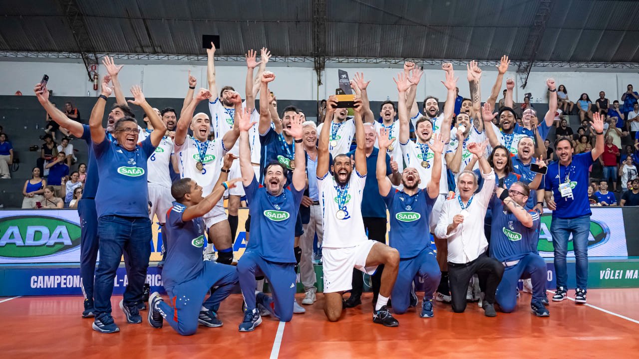 Time do Cruzeiro erguendo a taça do Sul-Americano Masculino de Vôlei de 2025 (foto: Agência i7 / Cruzeiro)