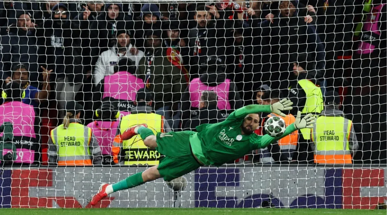 Donnarumma fez três defesas e decidiu o duelo entre PSG e Liverpool (foto: Darren Staples / AFP)