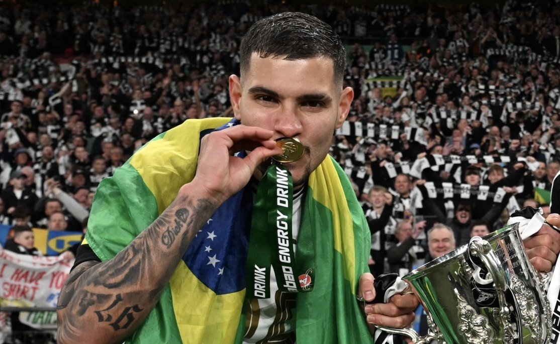 Bruno Guimarães com medalha de campeão da Copa da Liga Inglesa (foto: Divulgação/Newcastle)