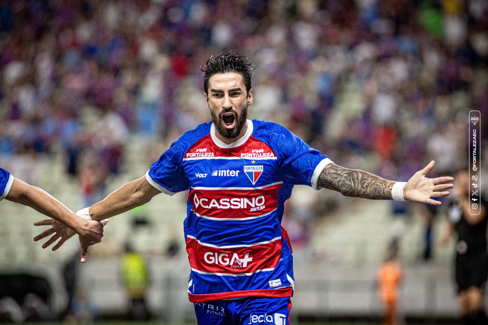 Lucero abre os braços em comemoração de gol do Fortaleza (foto: João Moura/FEC)