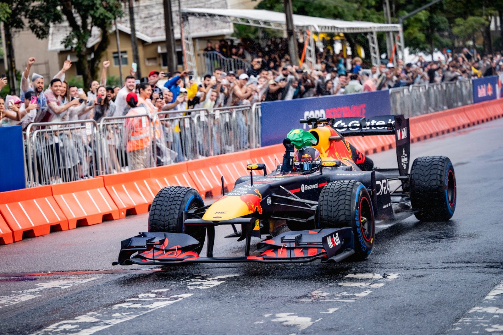 O modelo tem motor V8 e entrega aproximadamente 750 hp - cavalos de potência (foto: Marcelo Maragni - Red Bull Content Pool.)