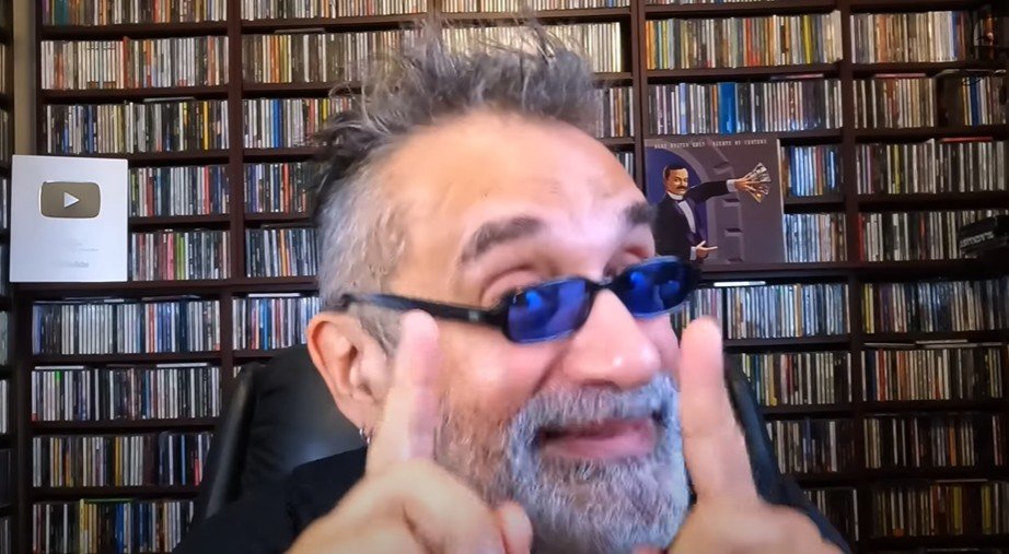 Crítico Regis Tadeu (foto: Reprodução/YouTube)