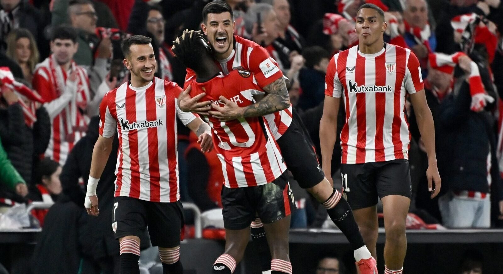 Jogadores do Athletic BIlbao comemorando com abraços (foto: Ander Gillenea / AFP)