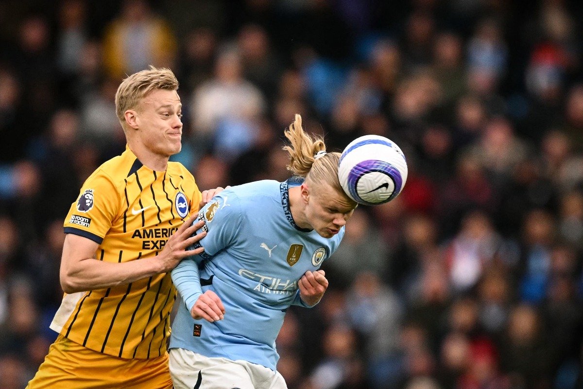 Lance do jogo entre Manchester City e Brighton pelo Campeonato Inglês (foto: OLI SCARFF / AFP)