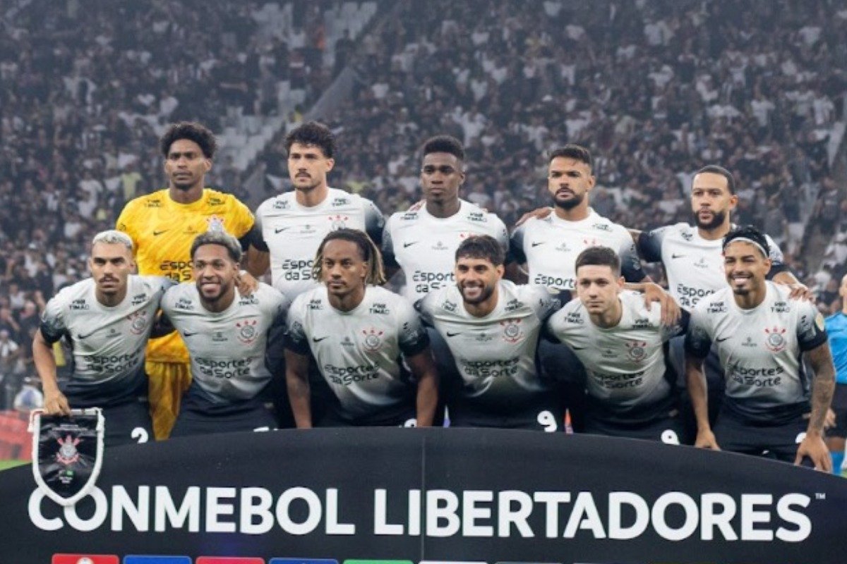 Jogadores do Corinthians posam para foto antes de jogo pela Copa Libertadores - (foto: Divulgação / Corinthians )