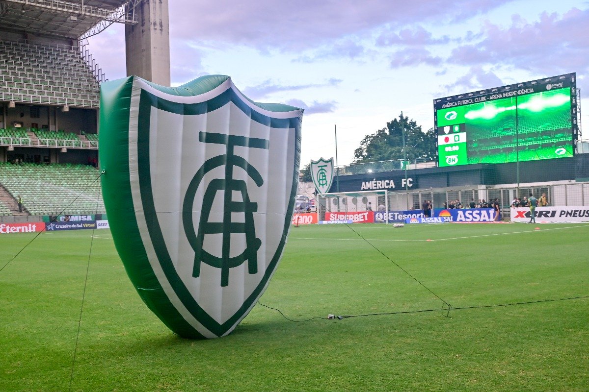 Escudo inflável do América no Independência (foto: Mourão Panda / América)