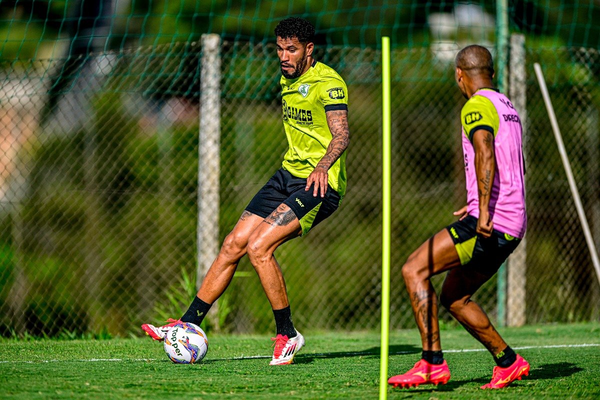 Jonathas em treino do América (foto: Mourão Panda / América)