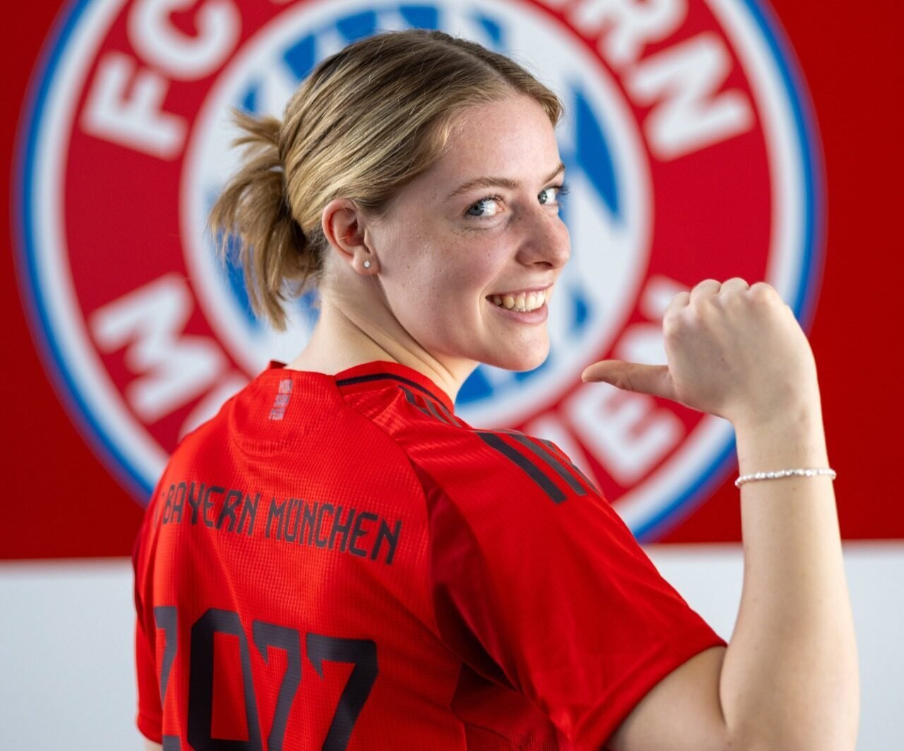 Alara Sehitler de costas mistrando nome do Bayern de Munique (foto: Reprodução/X)