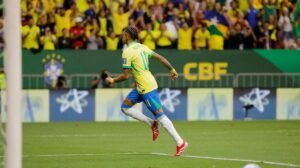 Raphinha comemora gol pelo Brasil contra a Colômbia - Crédito: 
