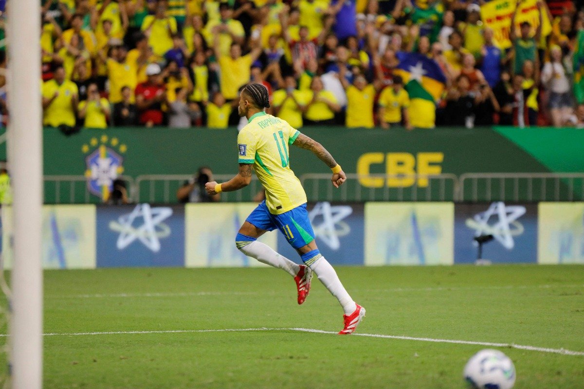 Raphinha comemora gol pelo Brasil contra a Colômbia (foto: Sergio Lima / AFP)