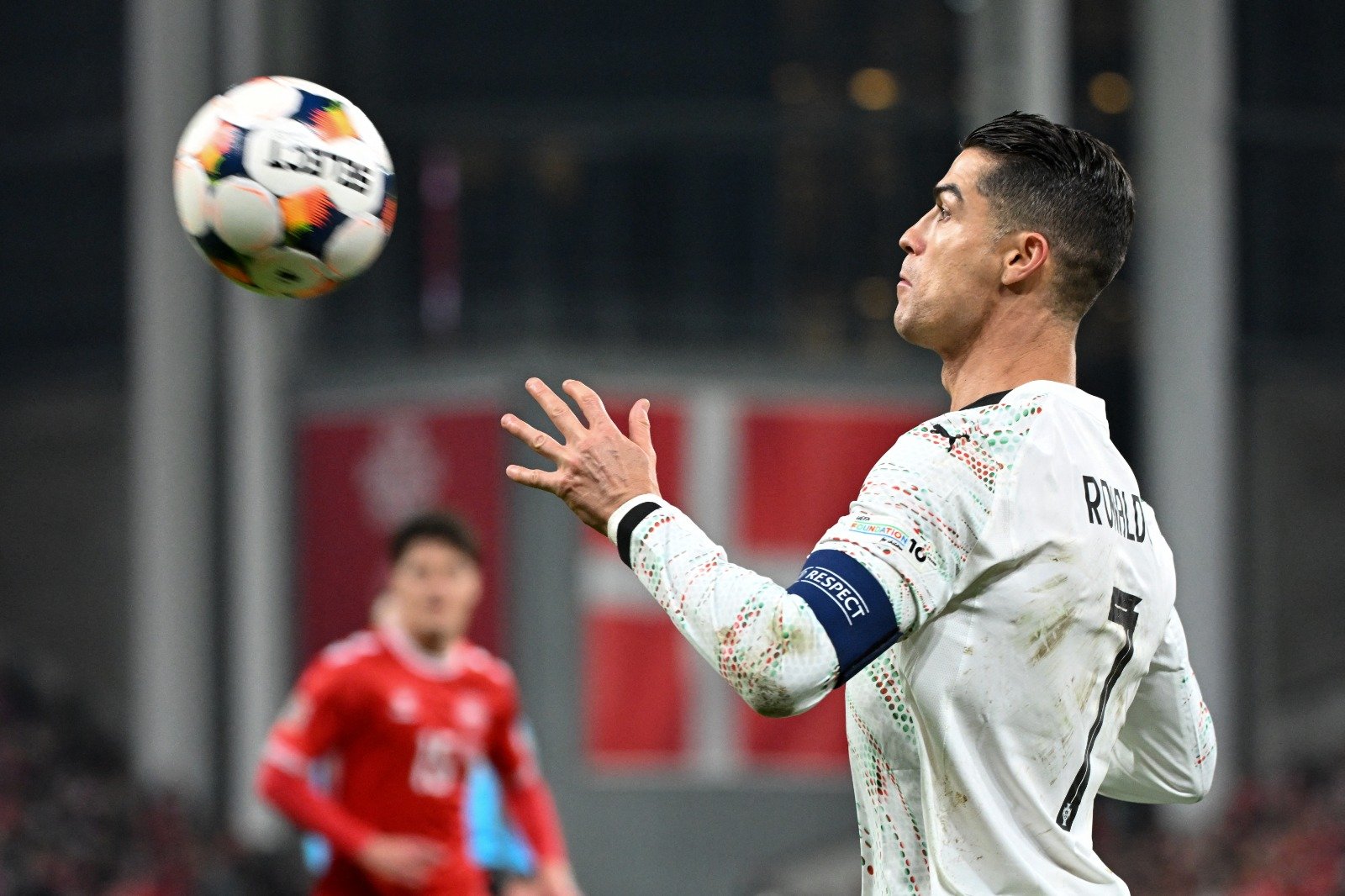 Cristiano Ronaldo domina bola no peito (foto: Jonathan Nackstrand/ AFP)