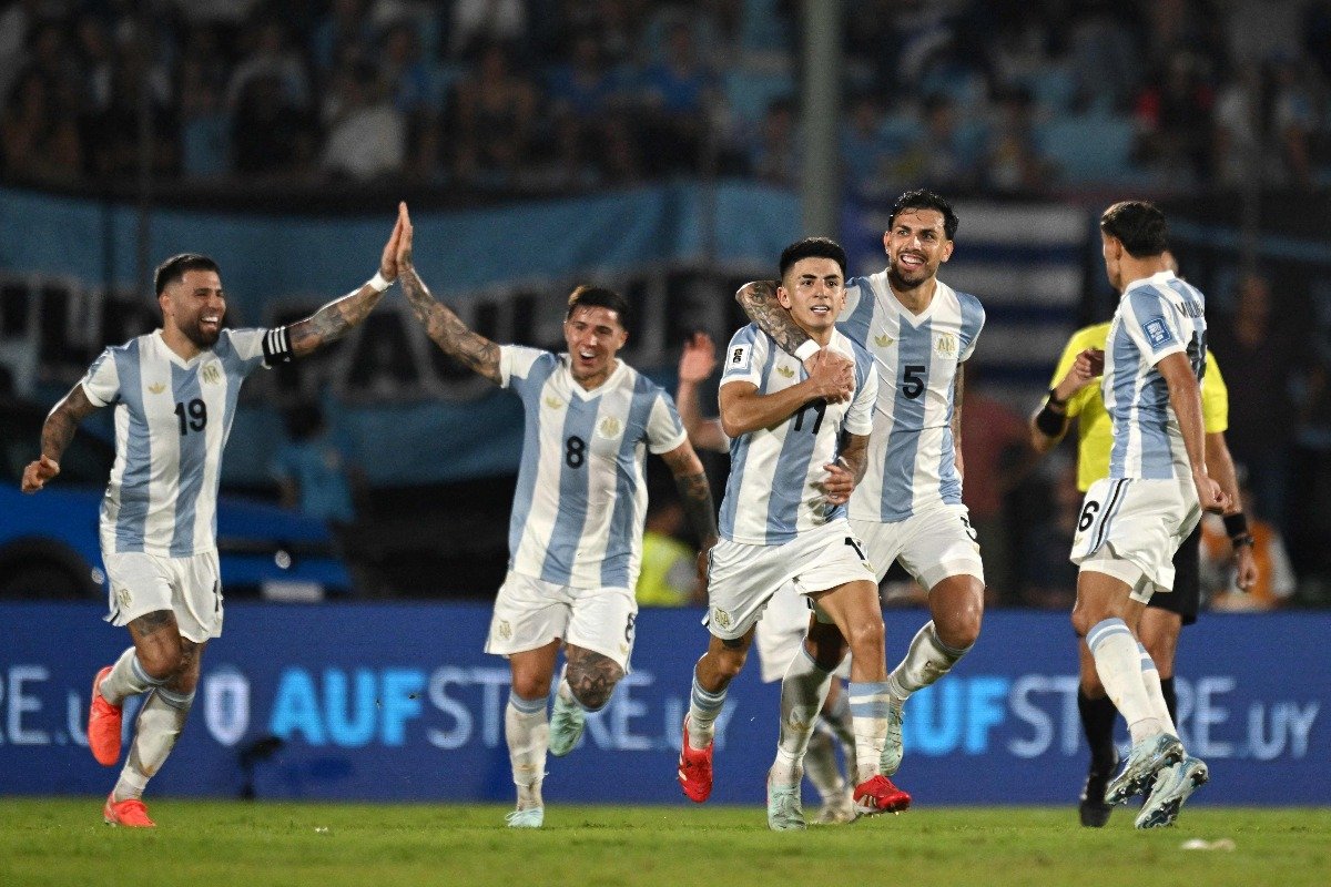 Jogadores da Argentina comemoram gol pelas Eliminatórias (foto: Eitan ABRAMOVICH / AFP)