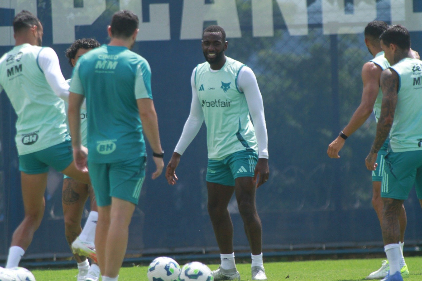 Bolasie, atacante do Cruzeiro, em treino na Toca da Raposa nesta quarta (26/3) (foto: Edésio Ferreira/EM/D.A Press)