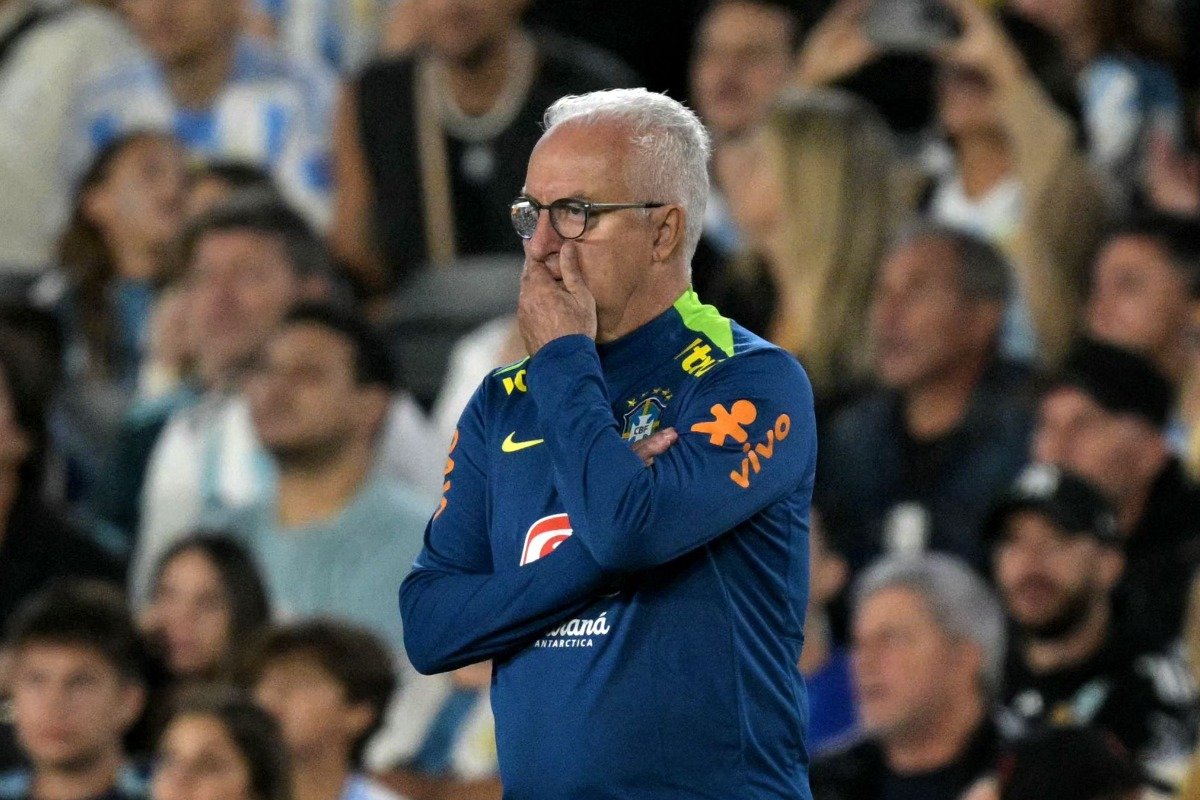 Dorival Júnior com a mão na boca durante jogo da Seleção Brasileira (foto: JUAN MABROMATA / AFP)