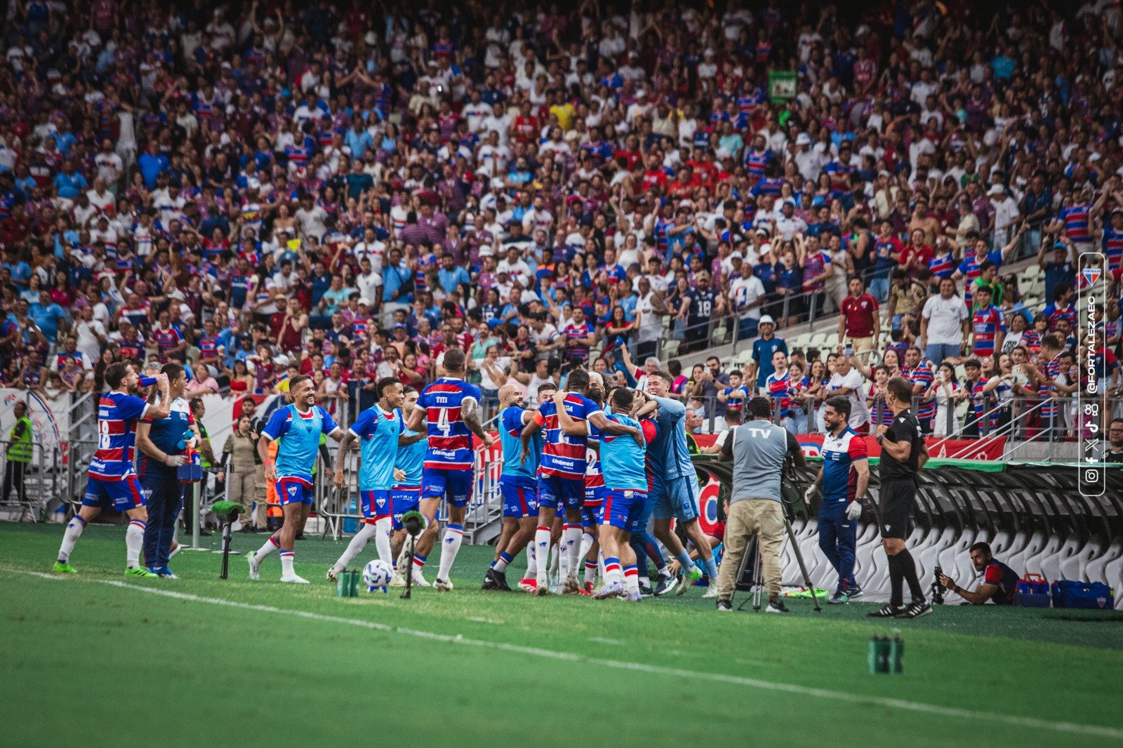 Torcida do Fortaleza comemorando gol (foto: Mateus Lotif/Fortaleza)