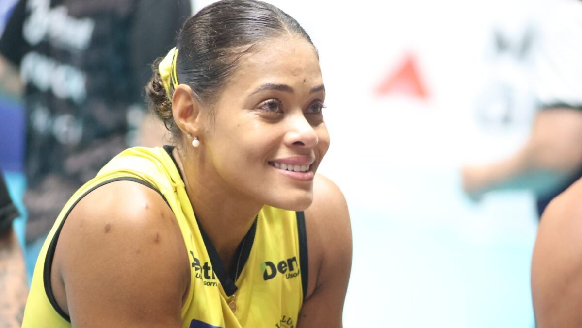 Adenizia com os olhos marejados após a vitória do Praia sobre o Minas no Sul-Americano de Vôlei (foto: Marcos Vieira/EM/D.A Press)