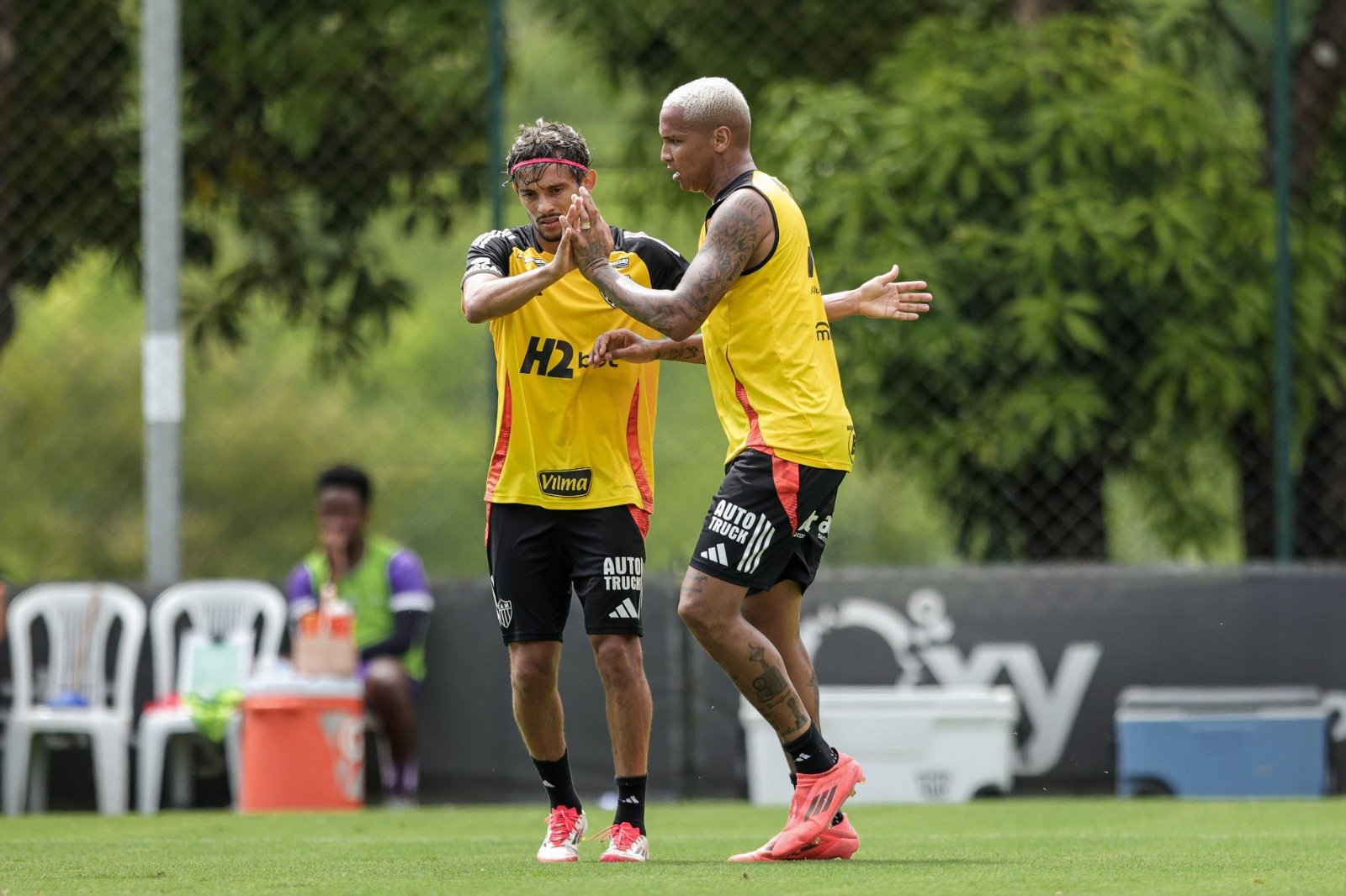 Scarpa e Deyverson comemorando um dos gols do Atlético no jogo-treino (foto: Pedro Souza/Atlético)