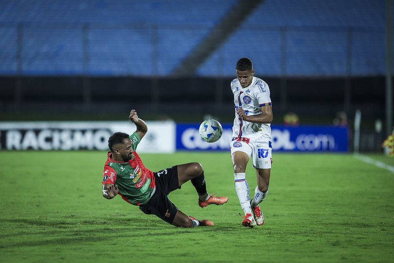 Acosta, do Boston River, da carrinho em Luciano Juba, do Bahia (foto: Rafael Rodrigues/EC Bahia)