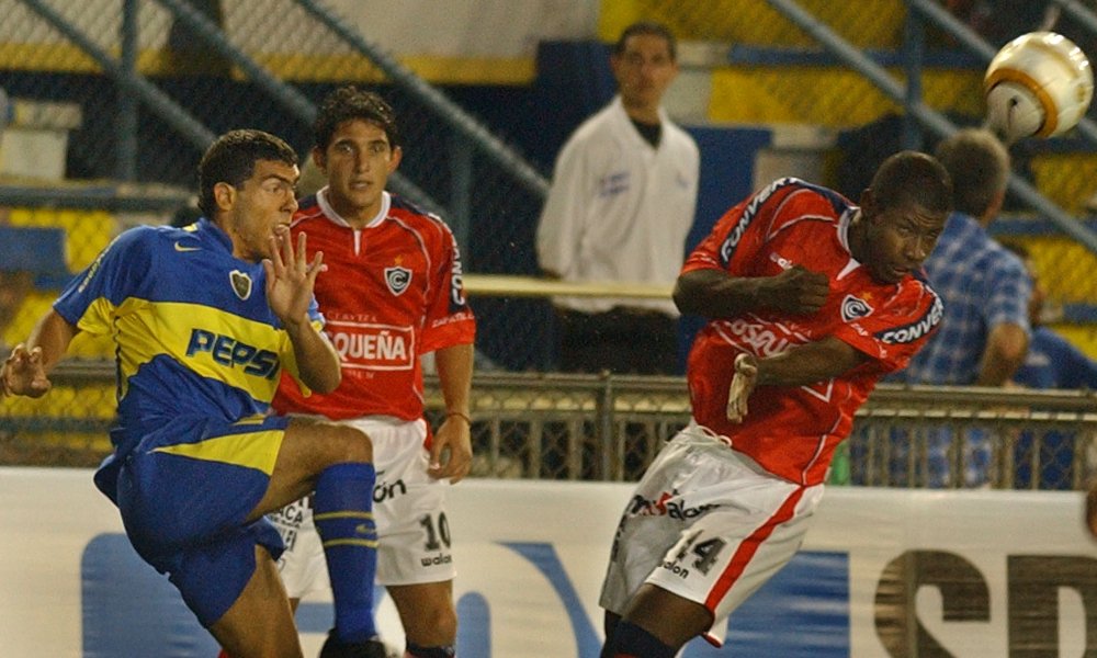 Cienciano venceu o Boca de Tévez para levantar a taça da Recopa Sul-Americana de 2004 (foto: AP Photo/Rick Silva)