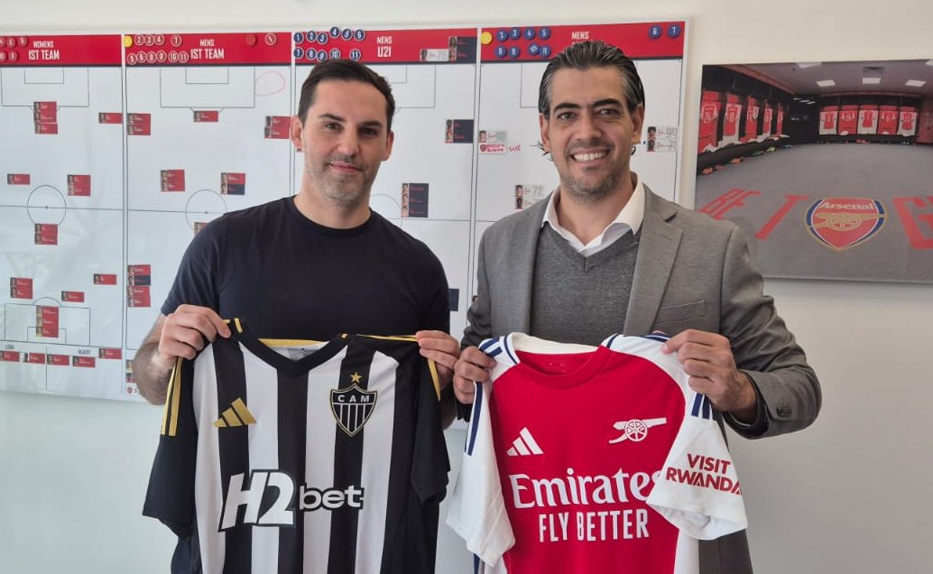 Paulo Bracks, do Atlético, com diretor esportivo do Arsenal na Inglaterra (foto: Reprodução)
