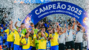 Seleção Brasileira ergue o troféu da Copa América de futebol de areia pela quarta vez (foto: Divulgação/Copa América)