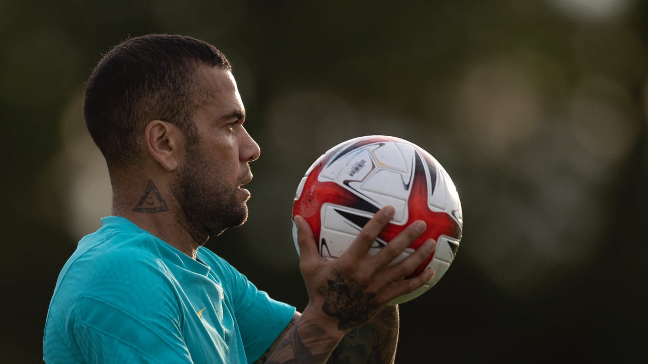 Ex-jogador Daniel Alves com bola na mão (foto: Lucas Figueiredo/CBF)