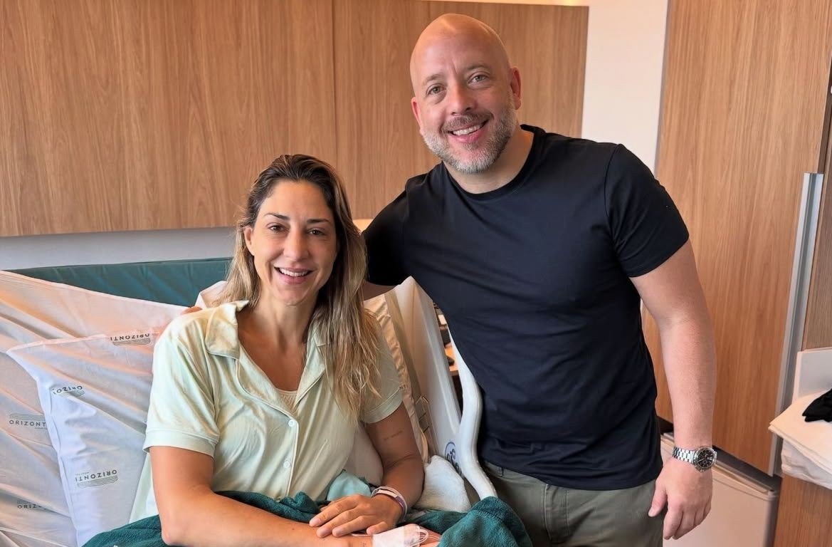 Carol Gattaz, central do Praia Clube, no hospital após cirurgia (foto: Redes sociais/Reprodução)