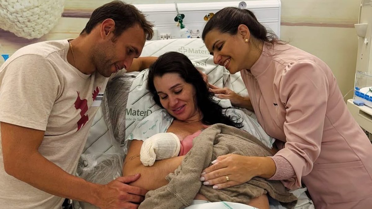 Ídola do Praia, Claudinha segura a pequena Maria Eduarda ao lado de Pixote e médica (foto: Reprodução/Instagram)