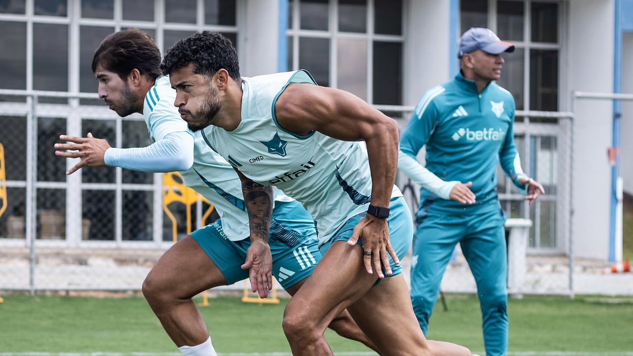 Elenco do Cruzeiro treinando na Toca da Raposa (foto: Gustavo Aleixo/Cruzeiro)