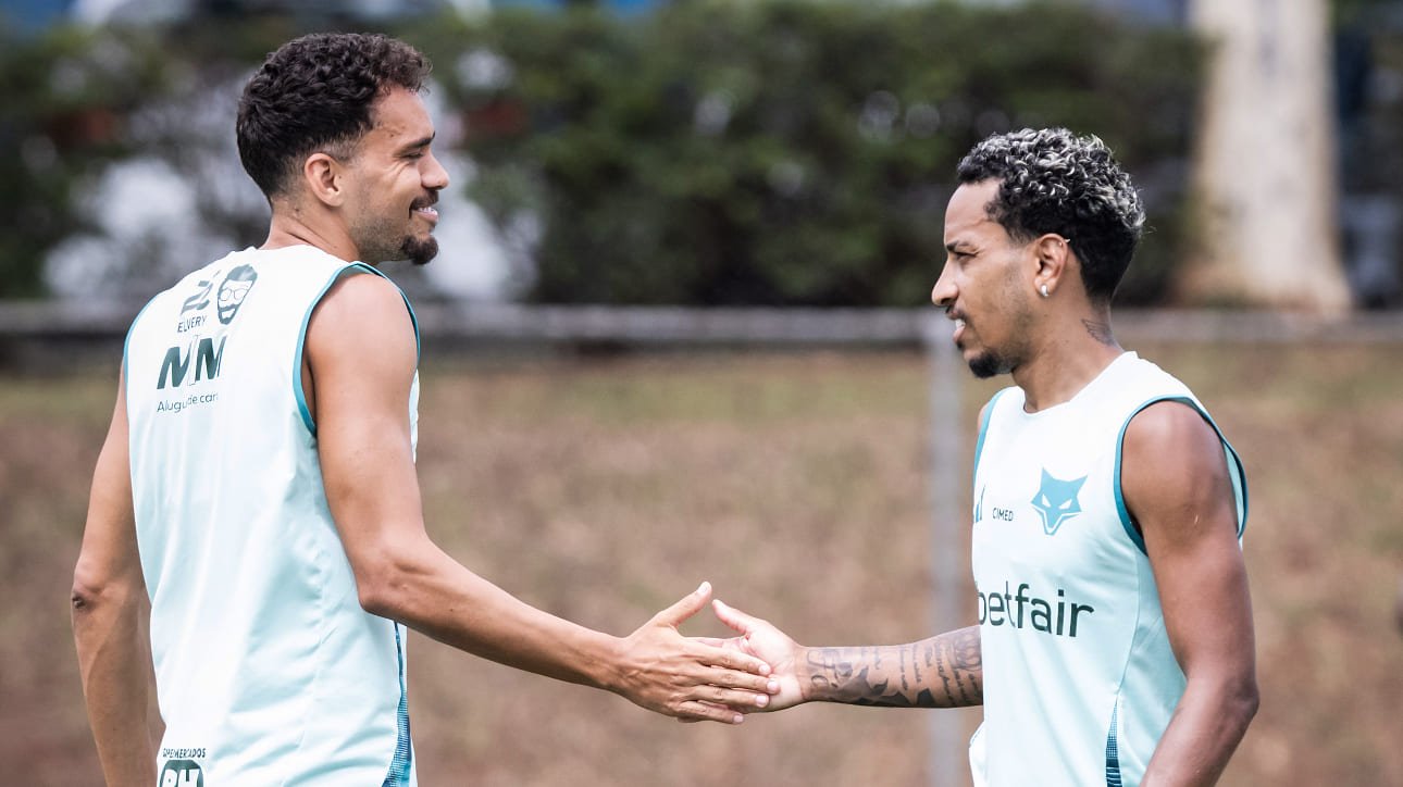 Eduardo e Matheus Pereira, meio-campistas do Cruzeiro, em jogo-treino na Toca da Raposa 2 (foto: Gustavo Aleixo/Cruzeiro)