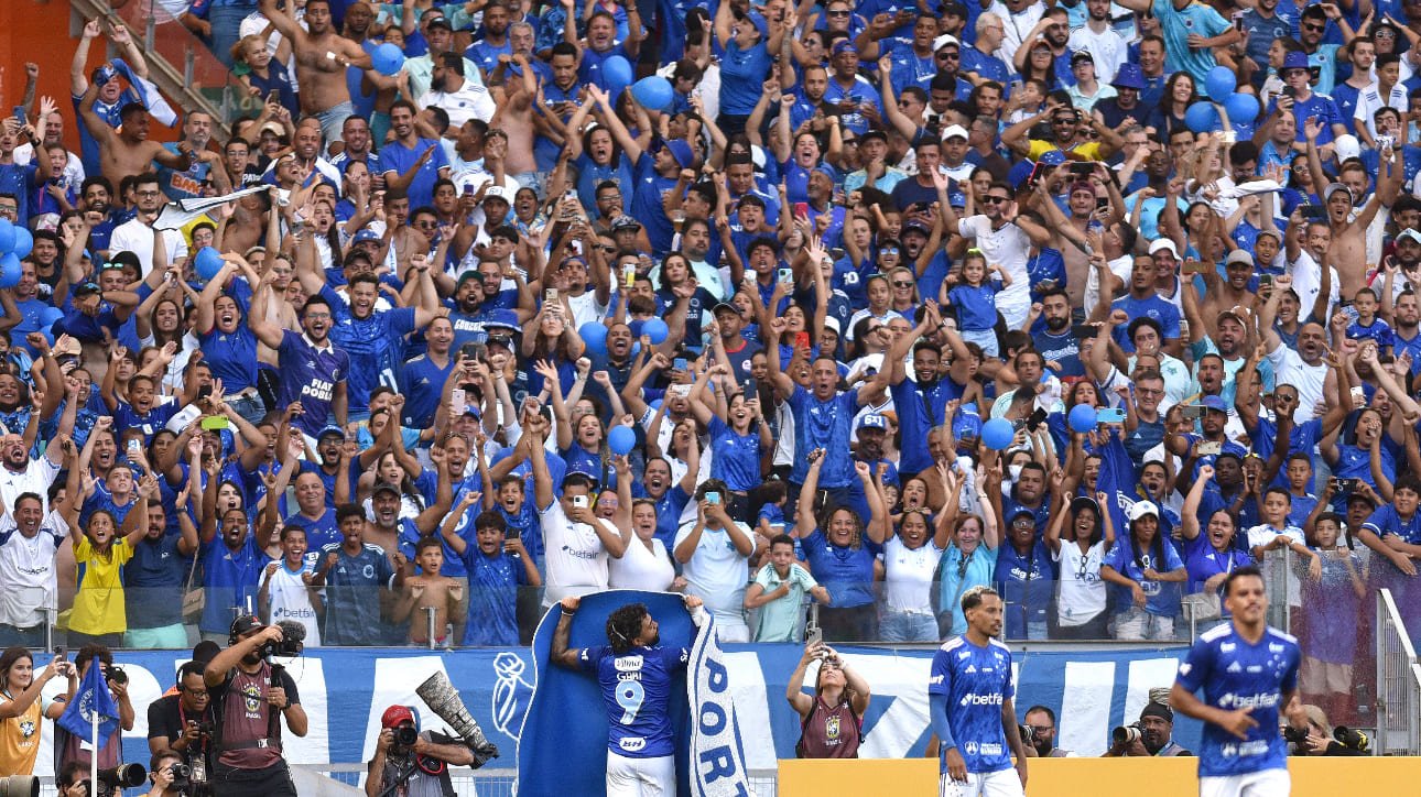 Gabigol, atacante, e torcida do Cruzeiro comemorando gol no Mineirão (foto: Ramon Lisboa/EM/D.A Press)