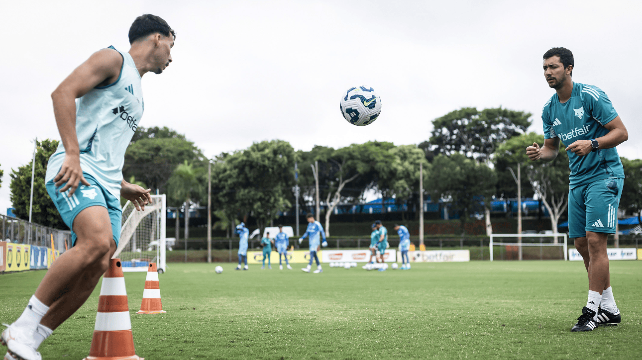 Japa, meio-campista do Cruzeiro, em treinamento na Toca da Raposa 2 (foto: Gustavo Aleixo/Cruzeiro)