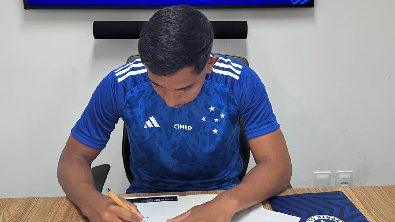 Lucas Belluco, meio-campista, assinando contrato com Cruzeiro (foto: Reprodução/Instagram)