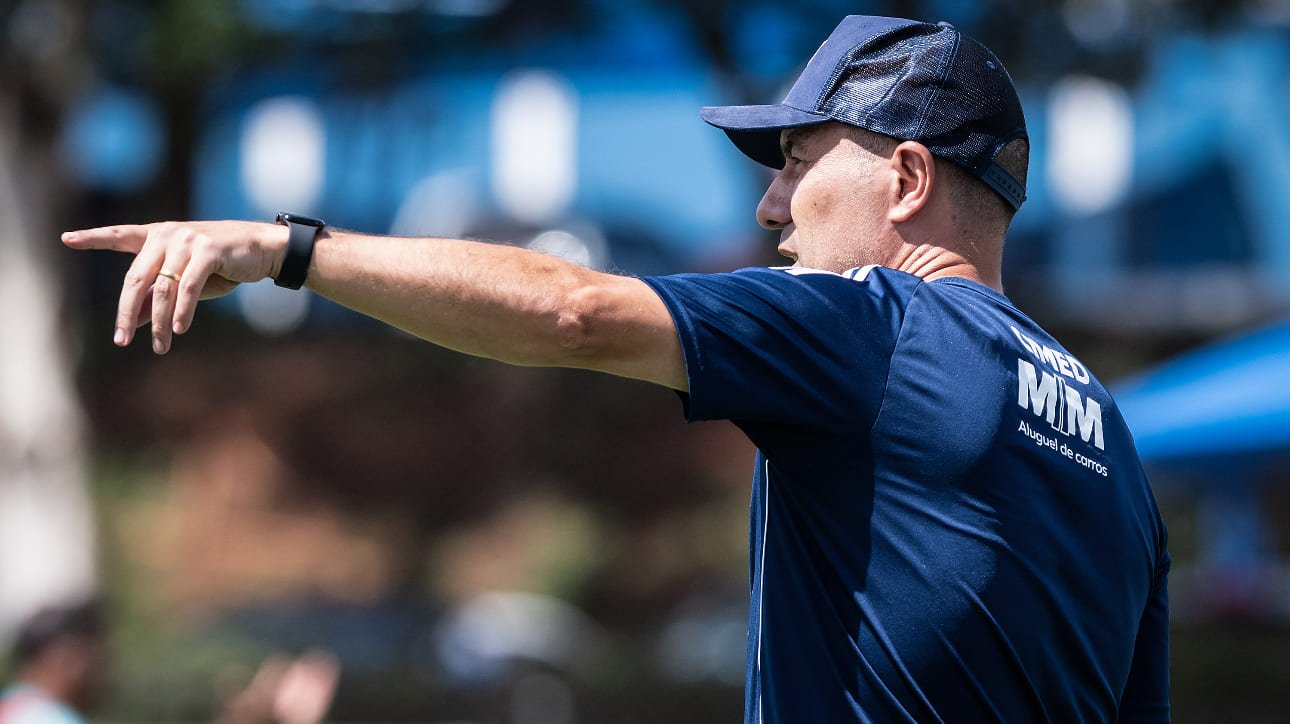 Leonardo Jardim, técnico do Cruzeiro, em treinamento na Toca da Raposa 2 (foto: Gustavo Aleixo/Cruzeiro)