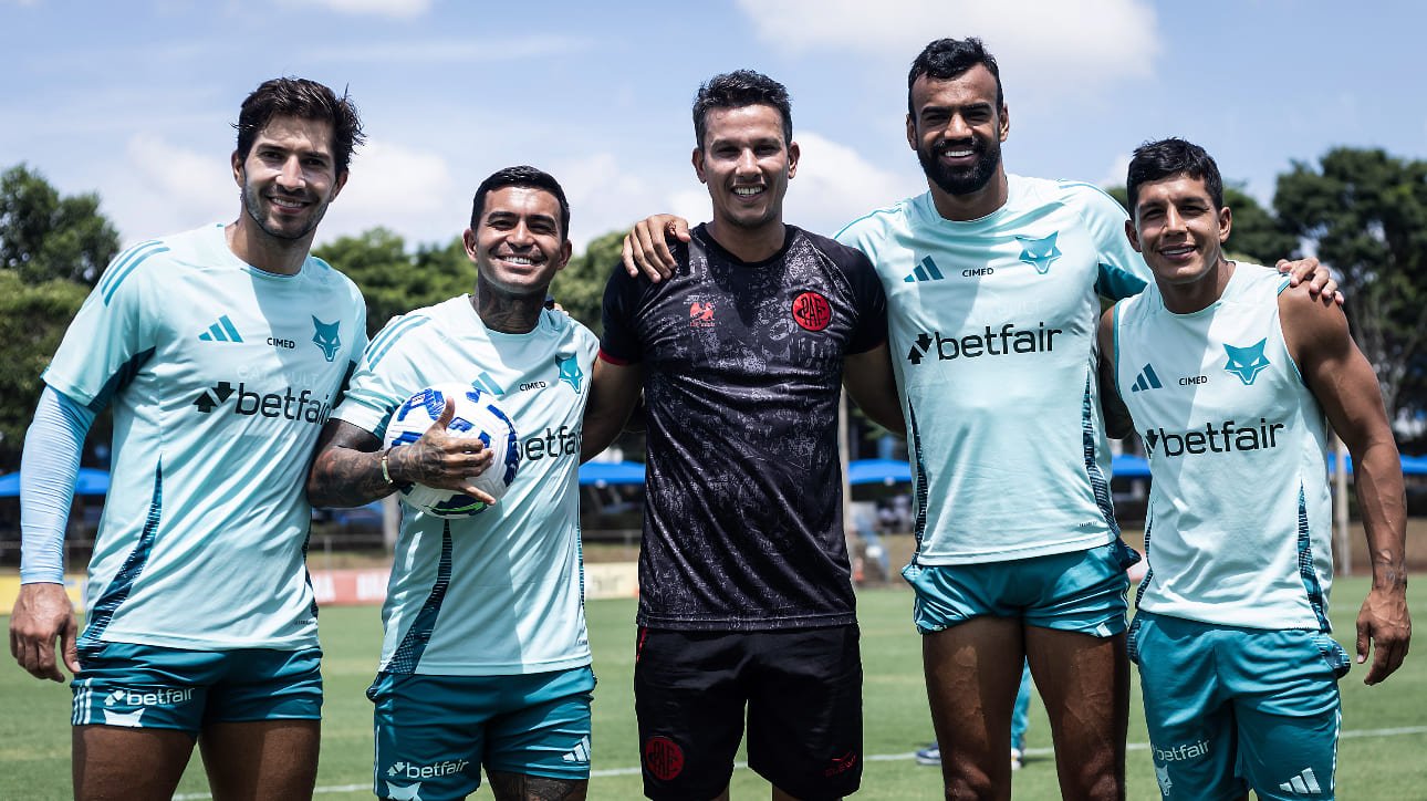 Lucas Silva, Dudu, Fabrício Bruno e Lucas Romero, jogadores do Cruzeiro, com Henrique, ex-volante do clube e atual técnico do Pouso Alegre (foto: Gustavo Aleixo/Cruzeiro)