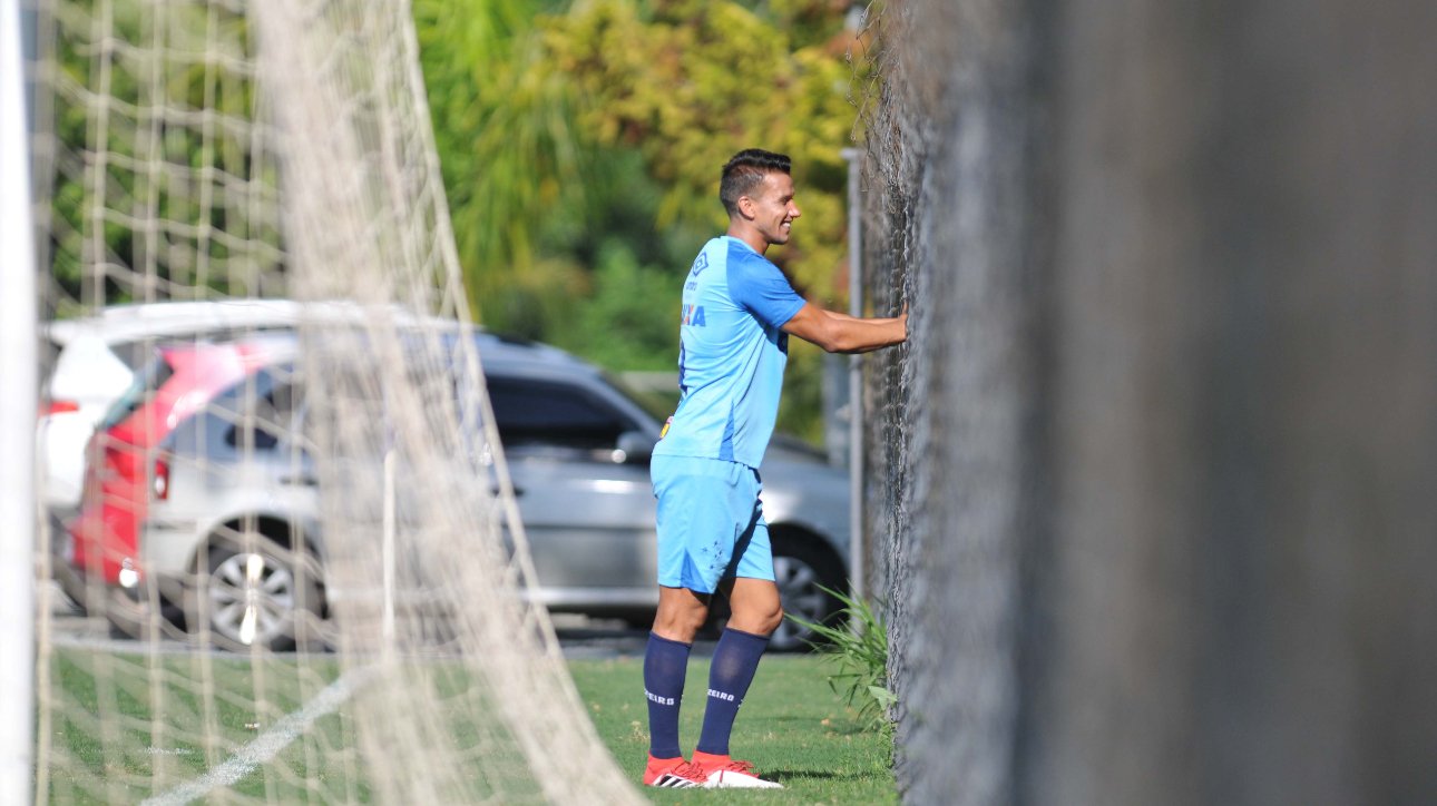Henrique, ex-volante do Cruzeiro e atual treinador do Pouso Alegre (foto: Alexandre Guzanshe/EM/D.A Press)