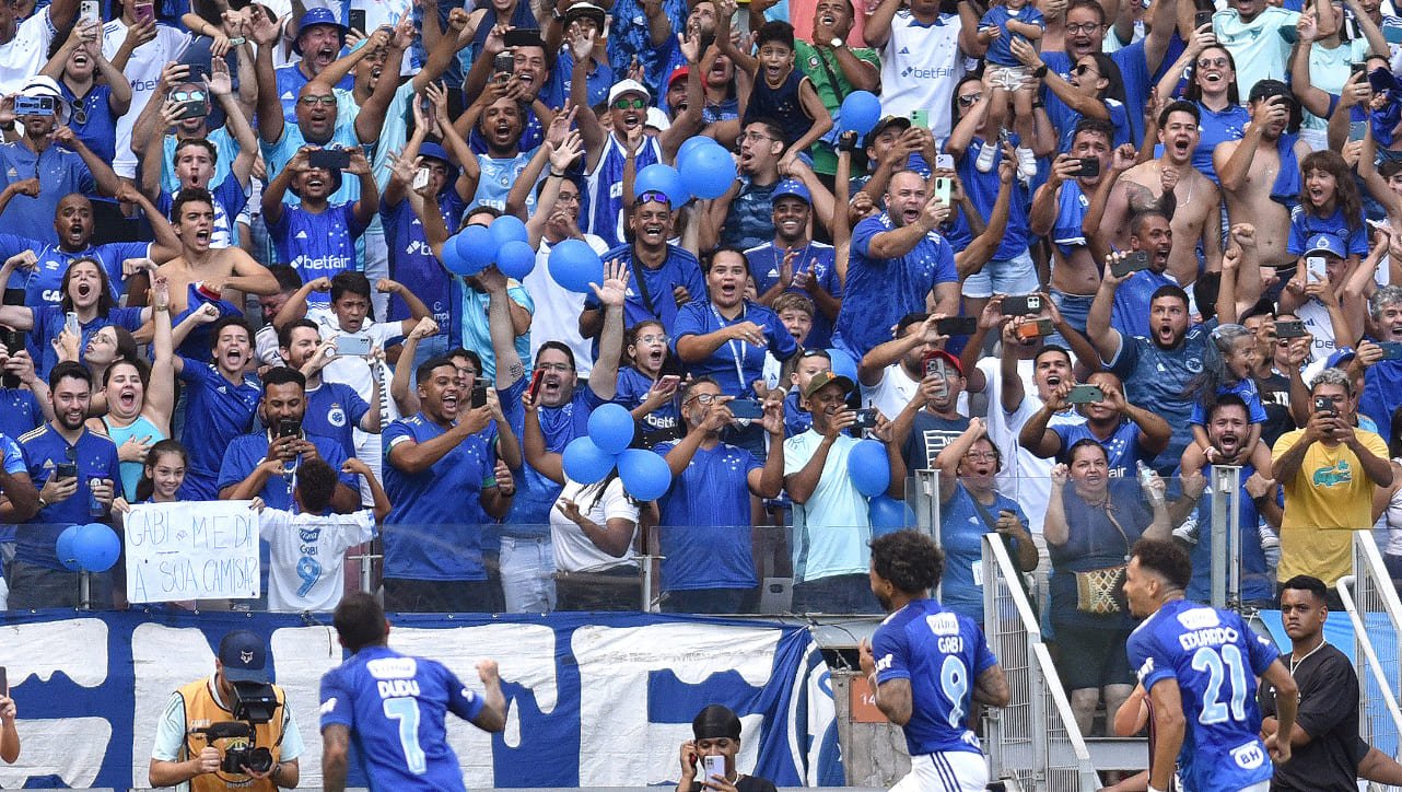 Torcida do Cruzeiro comemorando gol no Mineirão (foto: Ramon Lisboa/EM/D.A Press)
