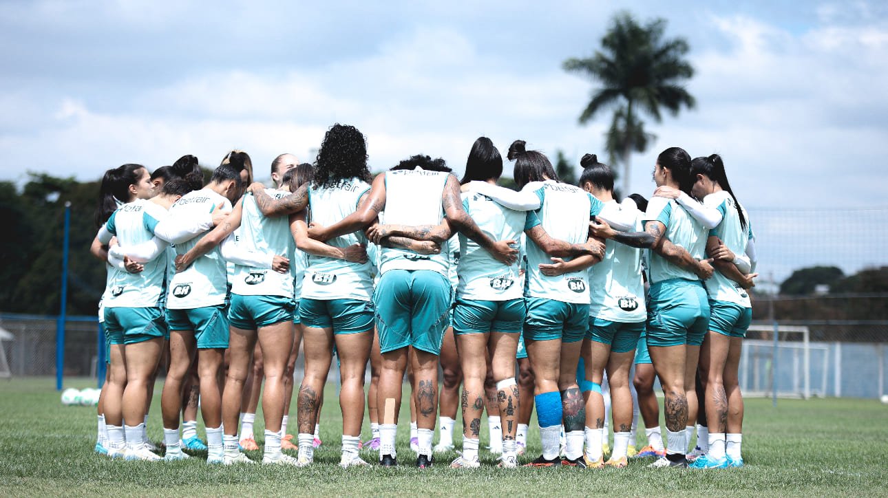 Jogadoras do Cruzeiro reunidas em campo de treinamento na Toca da Raposa 1 (foto: Gustavo Martins/Cruzeiro)