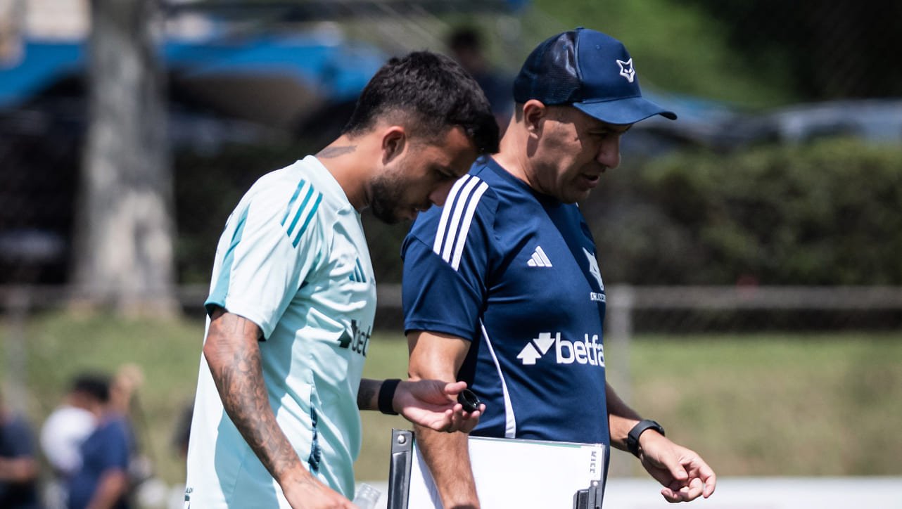 Leonardo Jardim, técnico do Cruzeiro, em conversa com Matheus Henrique, volante (foto: Gustavo Aleixo/Cruzeiro)
