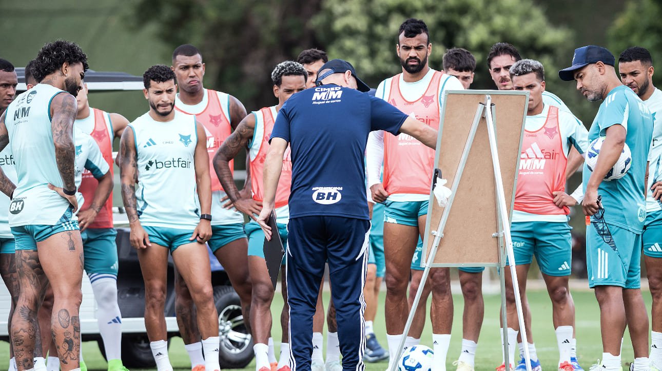 Leonardo Jardim, técnico do Cruzeiro, e jogadores na Toca da Raposa (foto: Gustavo Aleixo/Cruzeiro)
