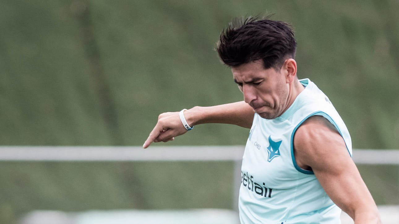 Lucas Villalba, zagueiro do Cruzeiro, em treinamento na Toca da Raposa 2 - (foto: Gustavo Aleixo/Cruzeiro)